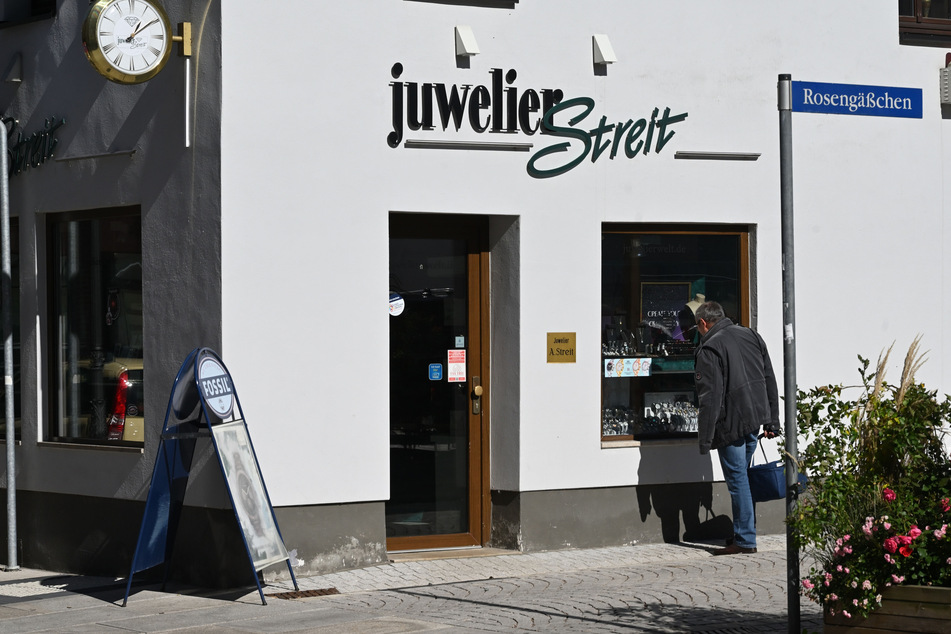 Juwelier in Zwickau bestohlen: Polizei sucht Schmuck-Diebin