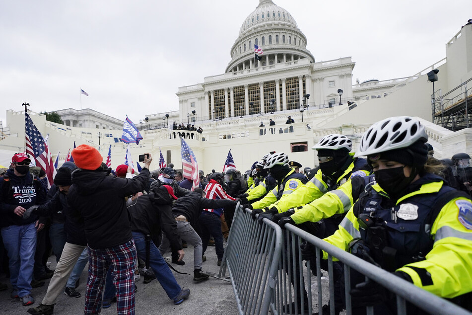 Eine Absperrung nach der anderen überwanden die Demonstranten auf ihrem unaufhaltsamen Weg ins US-Kapitol.