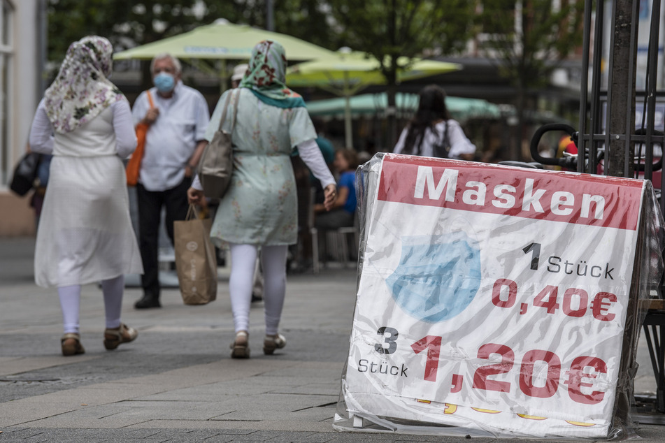 Ein Schild in der Fußgängerzone von Offenbach macht auf ein Masken-Sonderangebot aufmerksam.