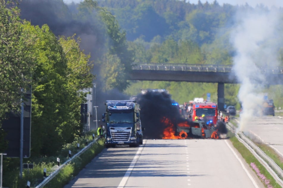 Auf der A23 bei Albersdorf brannte am Montag ein Transporter lichterloh.