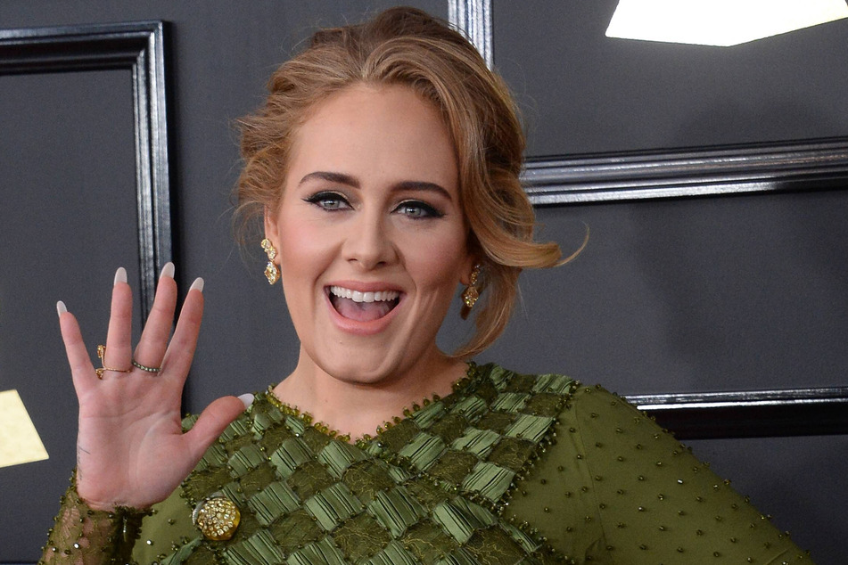 Auch Sängerin Adele (33) hat das EM-Fieber gepackt. Die Oscar-Gewinnerin ist ganz aus dem Häuschen.