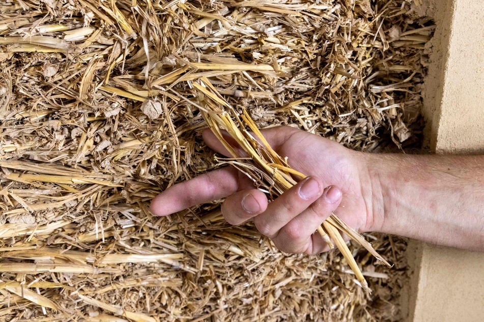 Am Ende nicht mehr zu sehen: In den Wänden ist das gepresste Stroh versteckt. Merken tut man es später nur dank seiner Temperaturregulierung.
