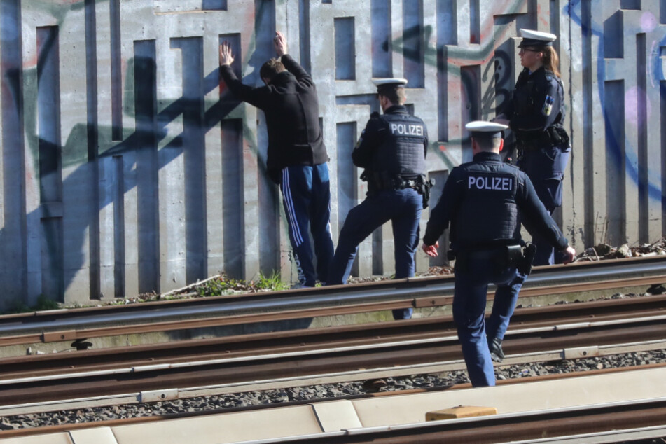 Die Polizei-Beamten nahmen den Mann in Gewahrsam.