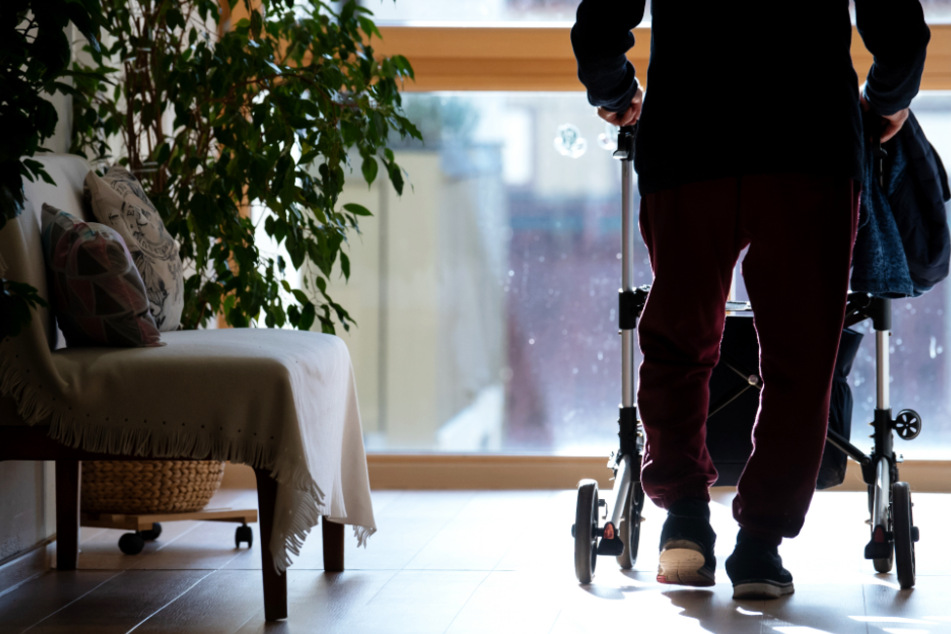 Eine besonders hohe Zahl an Coronavirus-Toten begründet das LGL mit den vielen Ausbrüchen in Senioren- und Pflegeheimen. (Symbolbild)