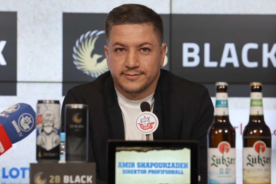 28 Black war bei Pressekonferenzen von Hansa Rostock eigentlich omnipräsent, jetzt ist der Sponsor plötzlich verschwunden.