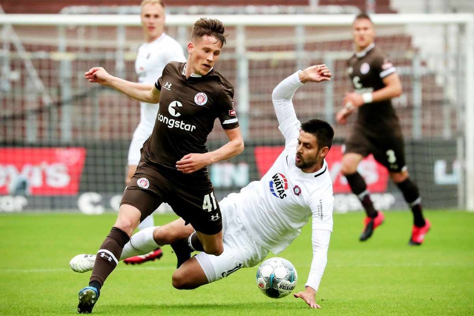 Christian Viet (22, l.) schaffte beim FC St. Pauli den Sprung vom Nachwuchs zu den Profis. In der zweiten Liga kam er, wie hier gegen Erzgebirge Aue, bereits zu zehn Einsätzen.