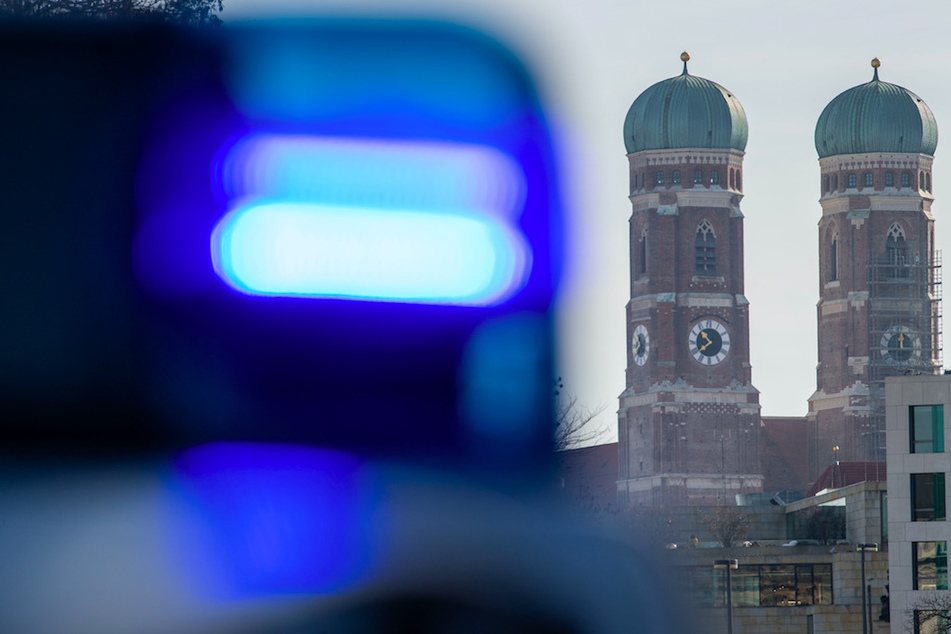 Die Polizei sucht in München nach einem Täter, der sein Opfer am Auge verletzt hat. (Symbolbild)