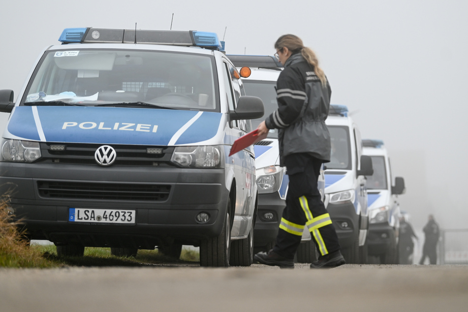 Einsatzkräfte der Polizei im November in Braunsbedra. Bei einem der spektakulärsten Einsätze des KBD 2021 war in dem Ort eine Luftmine entdeckt worden.