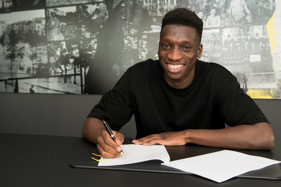 Abdoulaya Kamara (16) hat einen langfristigen Vertrag bei Borussia Dortmund unterzeichnet.