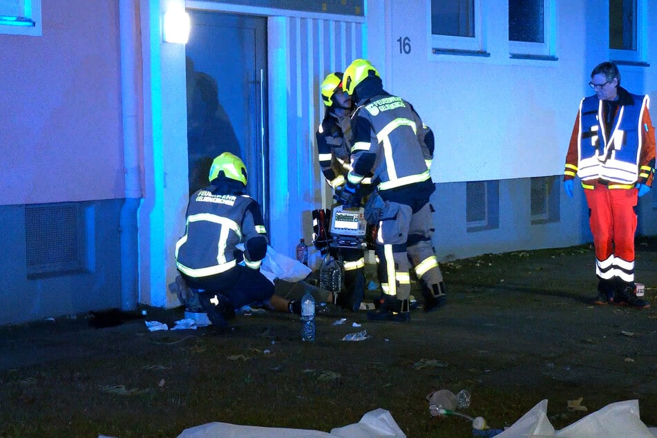 Rettungskräfte kümmern sich um eine Person. Bei einer Auseinandersetzung im Gelsenkirchener Stadtteil Bismarck sind am Abend mehrere Menschen schwer verletzt worden. Ein Mann starb später im Krankenhaus.