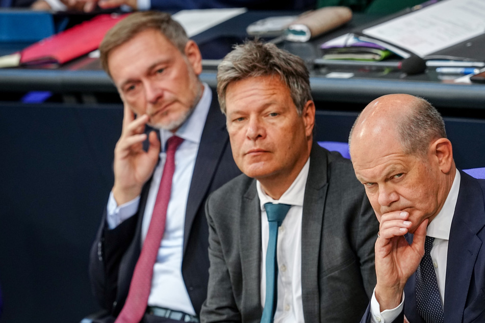 Bei Christian Lindner (46 FDP, l-r) Robert Habeck (55, Grüne) und Bundeskanzler Olaf Scholz (66, SPD) war tatsächlich noch genug Wille da, um diese Gesetze gemeinsam einzubringen.