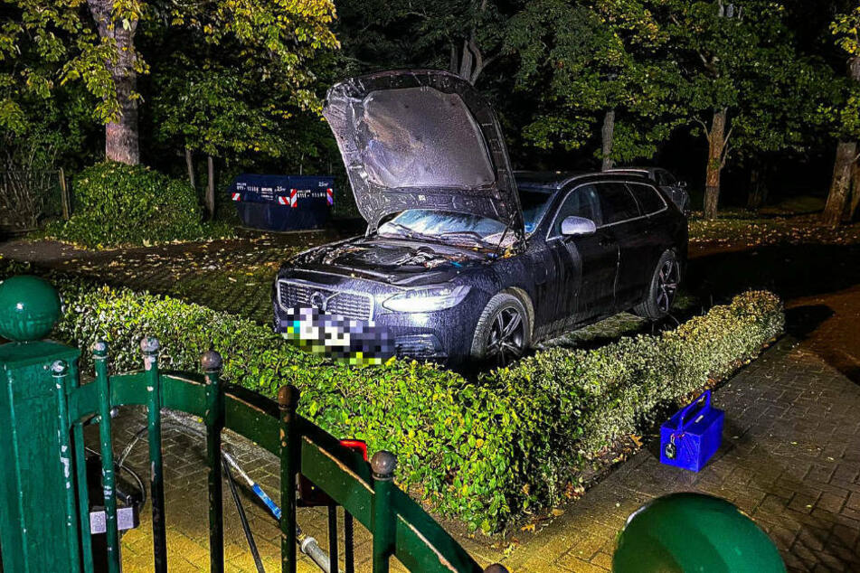 Das beschädigte Auto des Bürgermeisters steht mit aufgeklappter Motorhaube auf dem Grundstück des Politikers. Das Foto zeigt eindeutig, dass der Wagen auf einem privaten Grundstück steht, weshalb von einem gezielten Anschlag ausgegangen werden muss.
