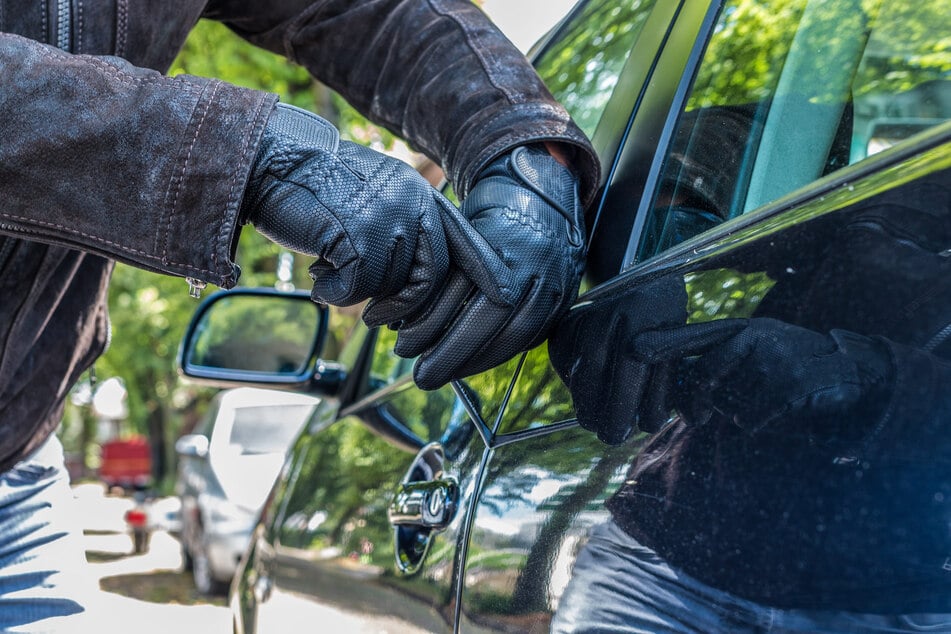Kaum wurde er von der Polizei entlassen, soll sich der 26-Jährige an einem weiteren Fahrzeug zu schaffen gemacht haben. (Symbolfoto)