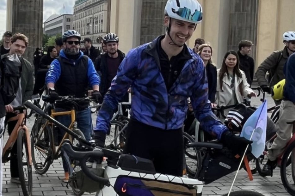 Im Mai 2026 startete John Müller (26) am Brandenburger Tor zu seiner außergewöhnlichen Reise.