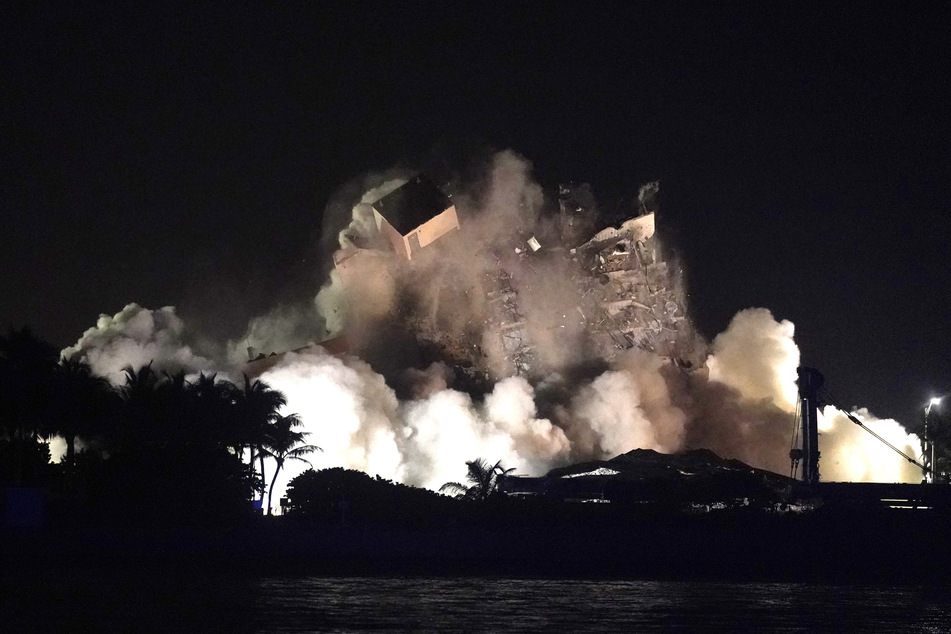 Die Sprengung des Champlain Towers South Condo. Die Ruine war instabil.