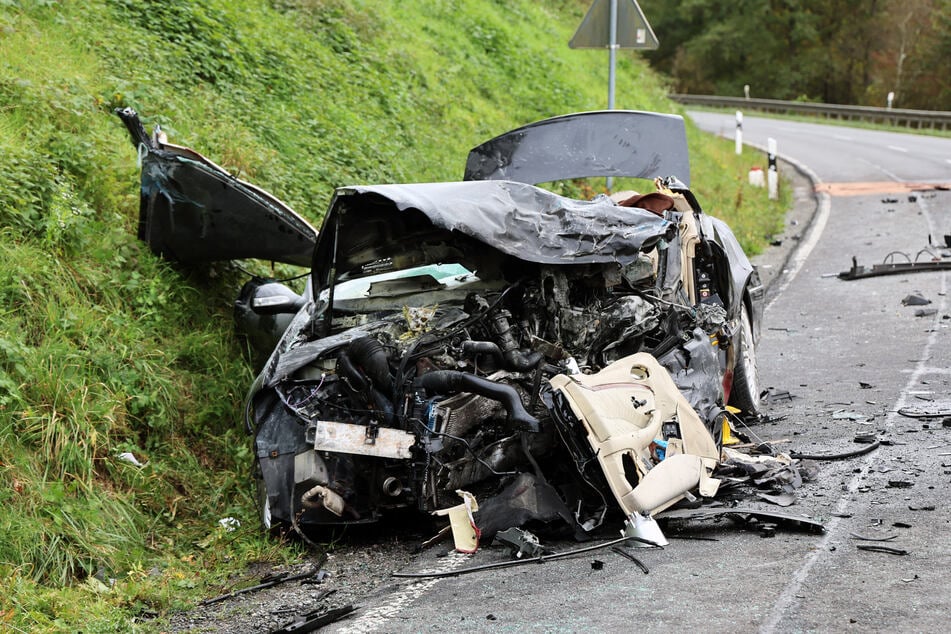 Der Mercedes des verstorbenen 19-Jährigen wurde durch den massiven Zusammenstoß vollständig zerstört.