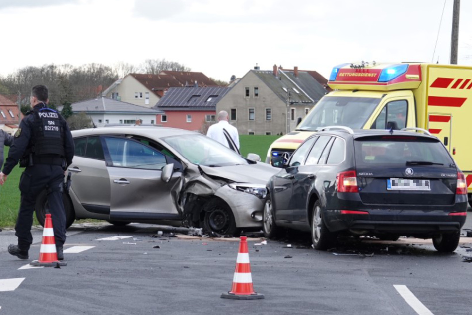 Unfall am Stadtrand: Renault und Skoda rasen ineinander - Eine Person verletzt