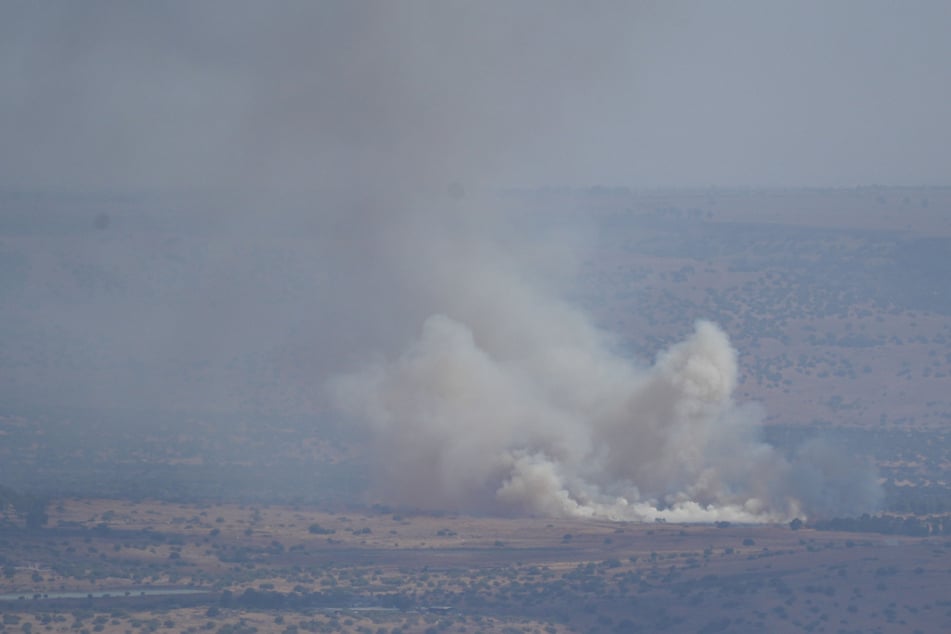 Rauchschwaden dringen aus einem von Raketen aus dem Libanon getroffenen Gebiet in den israelisch besetzten Golanhöhen.