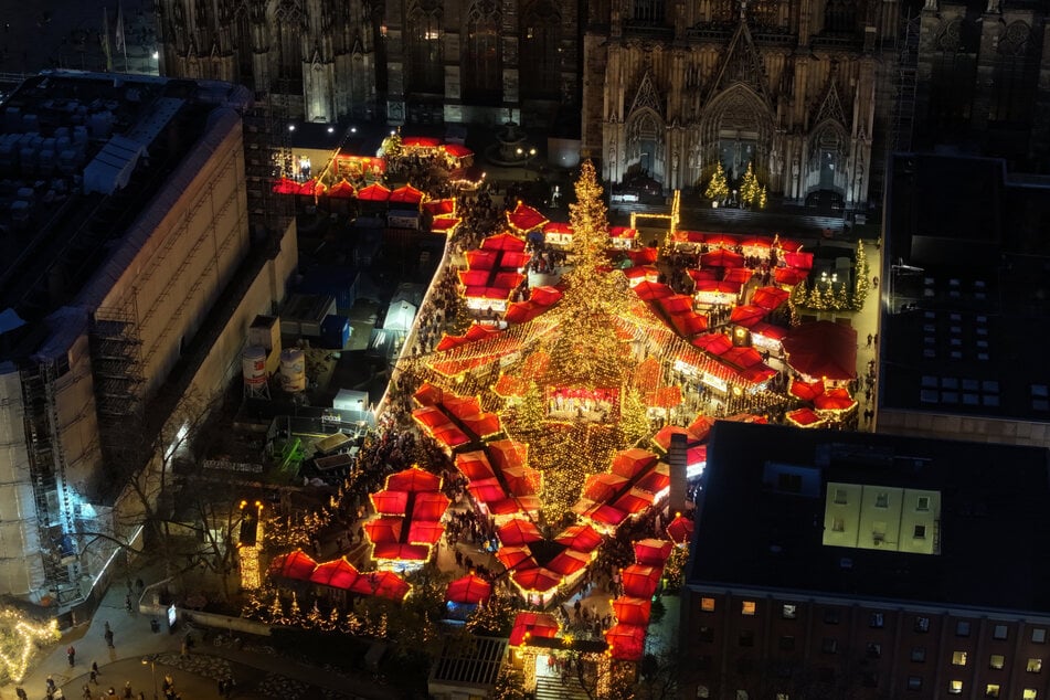 Der Weihnachtsmarkt am Kölner Dom wird auch 2024 stattfinden, anders als sein Pendant am Rudolfplatz.