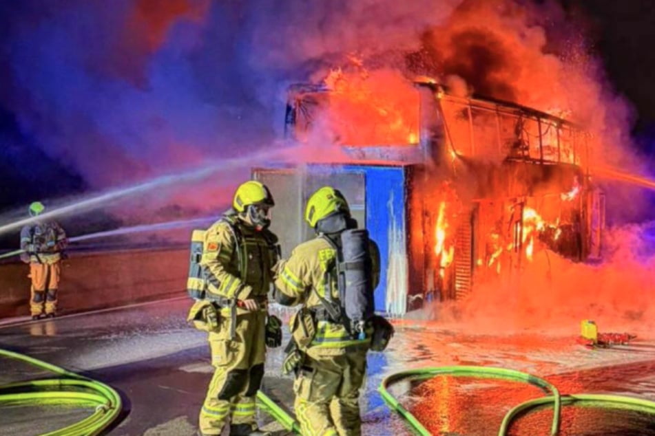 Mitten auf A52: Reisebus geht lichterloh in Flammen auf, Autobahn muss gesperrt werden
