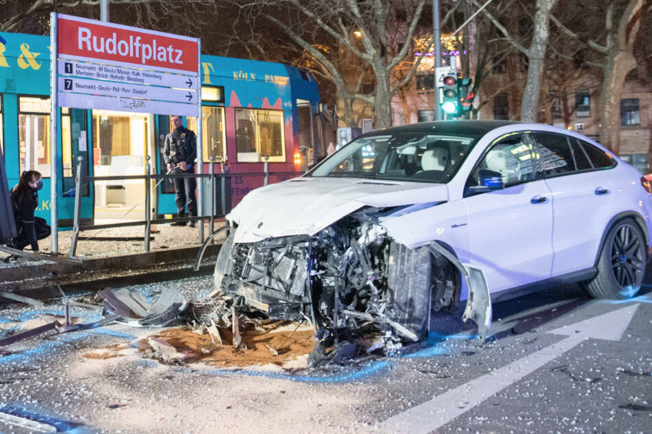 Mercedes-Benz GLE 63s AMG rast in Haltestelle und verletzt jungen Mann schwer