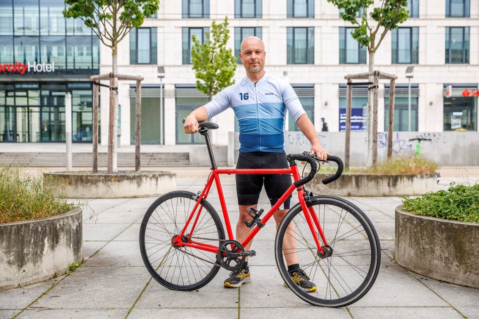 Dieses rot leuchtende Single-Speed-Bike musste Radkenner Robert Stitterich (40) einfach haben.