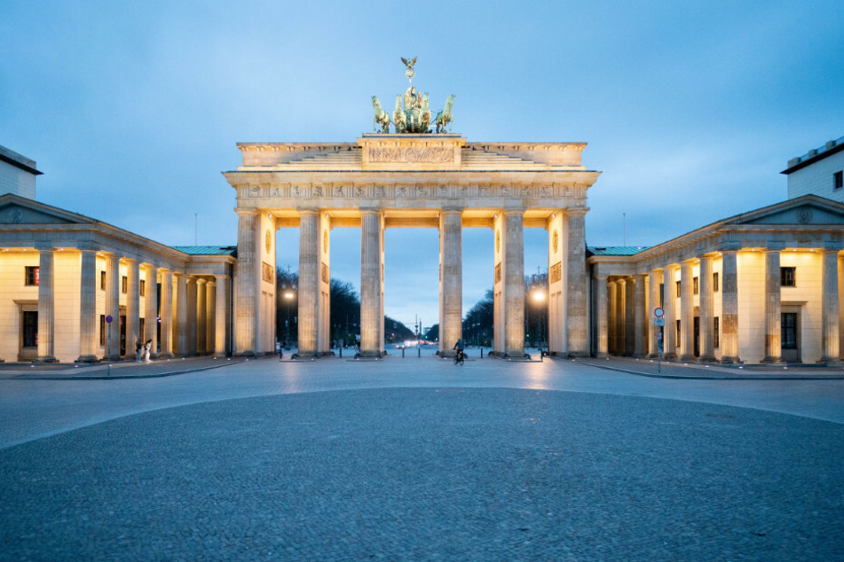 Menschenleer ist der Pariser Platz am Brandenburger Tor kurz nach dem Sonnenuntergang.