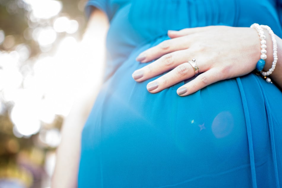 Bei Schwangeren verläuft eine Listerien-Erkrankung oft unauffällig oder sogar symptomfrei. Dabei besteht die Gefahr, dass das Baby infiziert zur Welt oder es zu einer Früh- oder Totgeburt kommt.