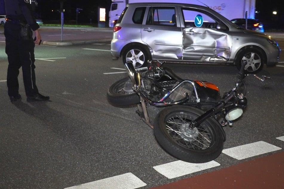 Vorfahrt an Kreuzung genommen? Motorrad kracht in Auto