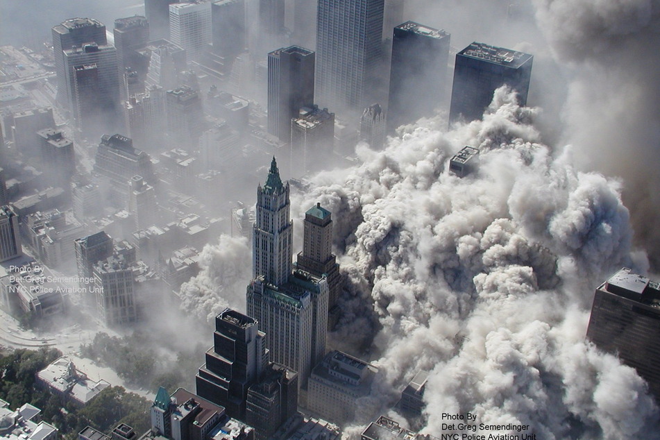 11. September 2001: Mehrere Islamistische Terroristen steuerten gekaperte Flugzeuge unter anderem in das World Trade Center in New York.