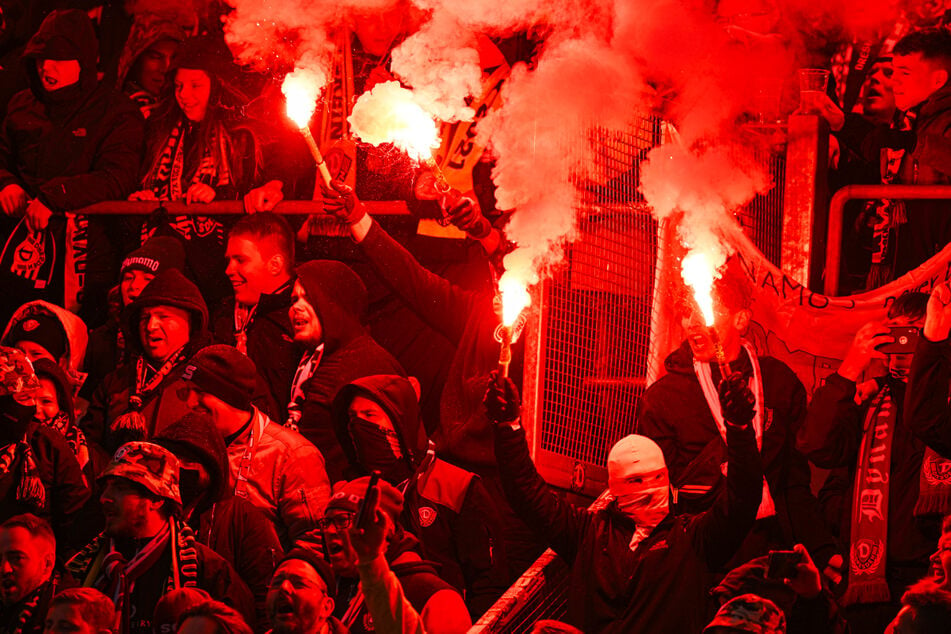 Einige Dynamo-Fans zündeten Pyrotechnik, weshalb die Partie erst mit Verspätung begann.