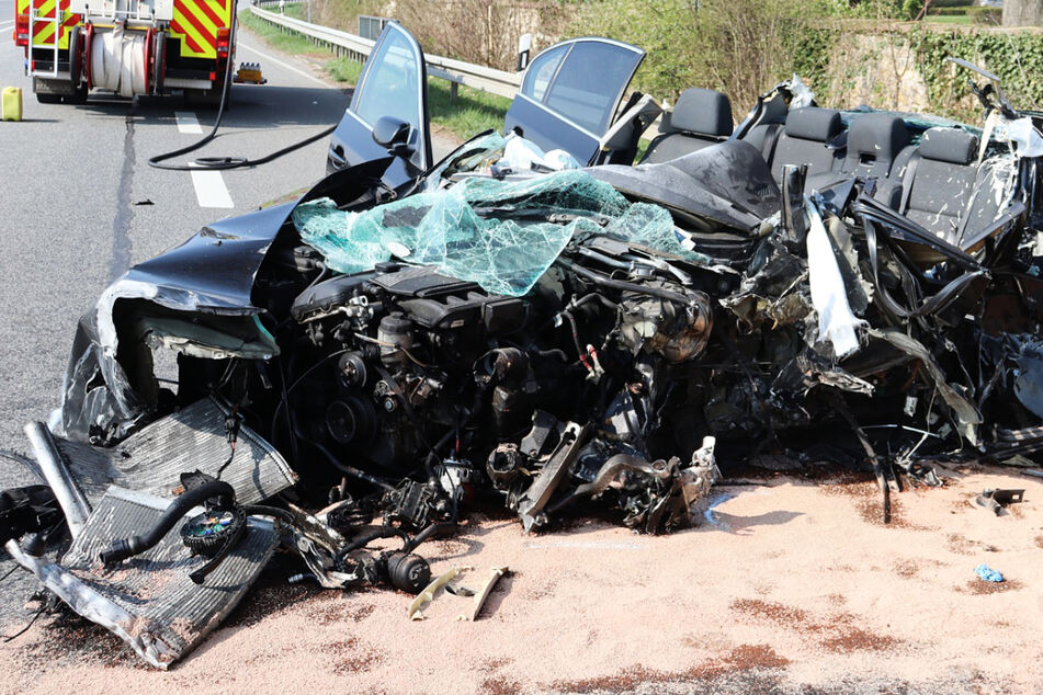 Von dem BMW blieb nur ein zertrümmertes Wrack, der Fahrer hatte keine Überlebenschance.