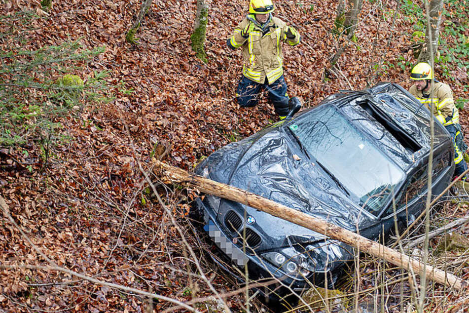 BMW kracht Böschung hinunter: Verletzter Fahranfänger in Flussbett eingeschlossen