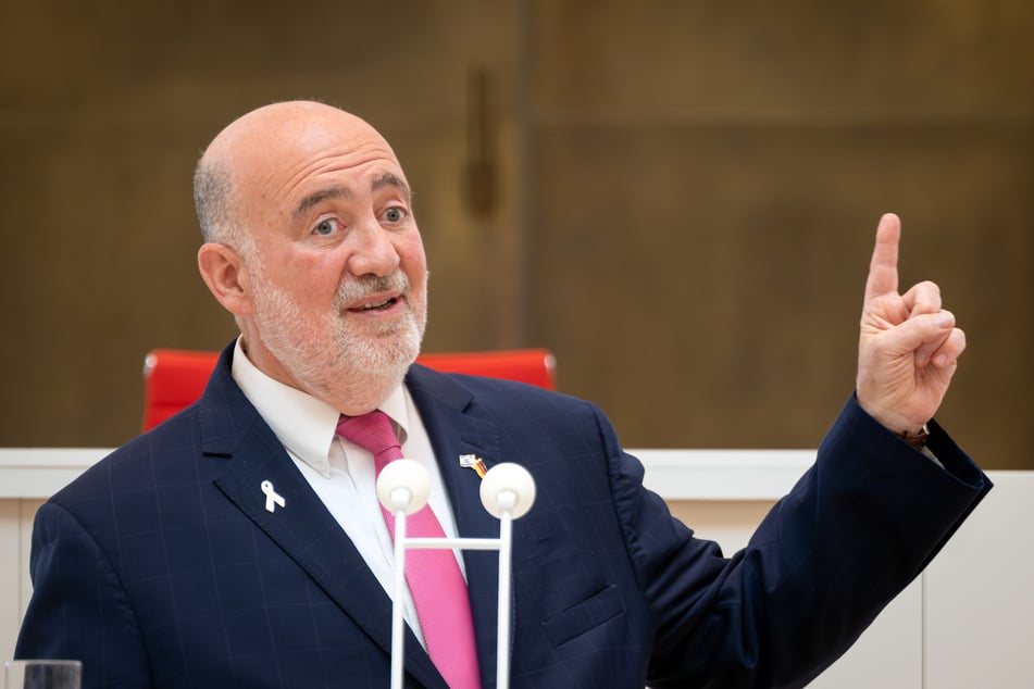 Der israelische Botschafter Ron Prosor (66) übt deutliche Kritik am verhängten Teilstopp von Waffenexporten durch die Bundesregierung. (Archivbild)