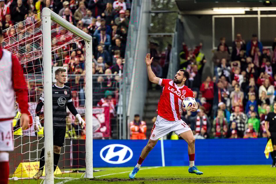Tolcay Cigerci (31, r.) holte den Ball nach seinem Elfmeter zum 2:3 aus dem Tor - und hatte noch nicht genug.