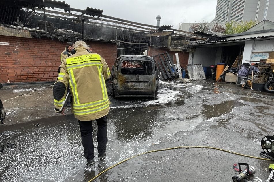 Schweißarbeiten an einem Auto sollen den Großbrand an der Silichstraße in Köln-Bickendorf am Freitagmittag ausgelöst haben.