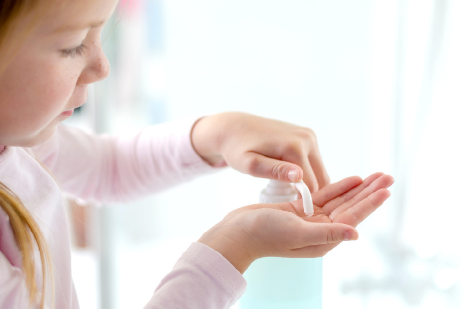 Hauptsächlich gingen beim Giftnotruf Hilferufe von Eltern ein, deren Kleinkinder Desinfektionsmittel versehentlich getrunken hätten oder bei denen aus dem Spender etwas ins Auge gespritzt sei. (Symbolbild)