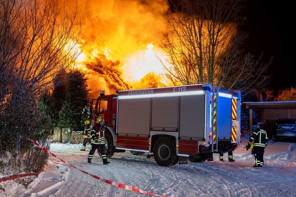 Das mit einem Reetdach ausgestattete Haus brannte lichterloh.
