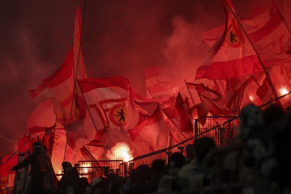 Nach der zwölfminütigen Protestaktion zündeten die Union-Fans im Auswärtsblock ein ordentliches Feuerwerk ab. Hunderte Fackeln sorgten für roten Rauch am Millerntor.