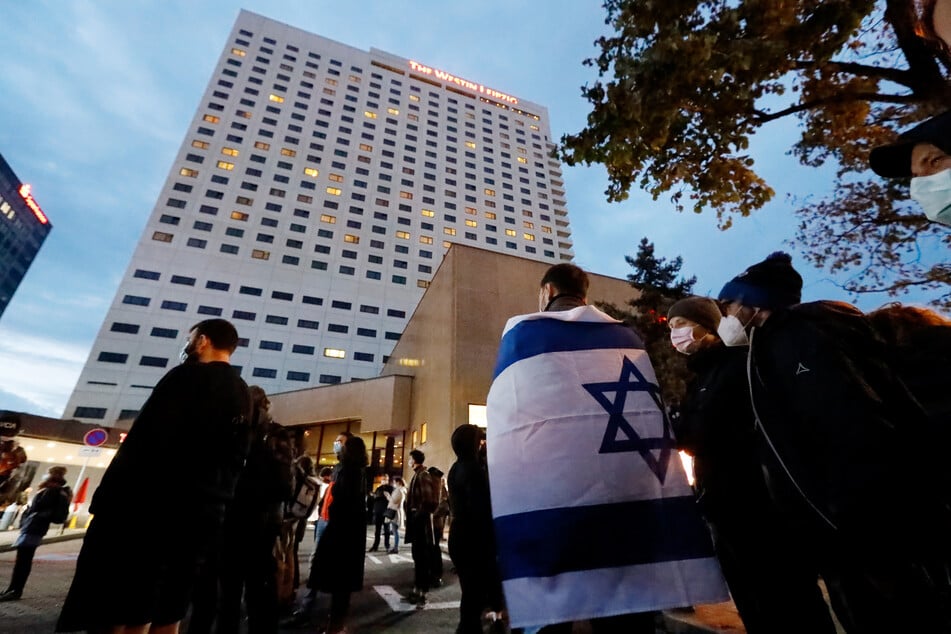 Hunderte Menschen hatten sich am Dienstagabend vor dem Hotel versammelt, um gegen Antisemitismus zu demonstrieren.