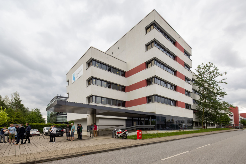 Im Nanocenter Dresden besitzt die Firma ASMEC Büros und Labore. Auch hier werden schlaue Sachen entwickelt.