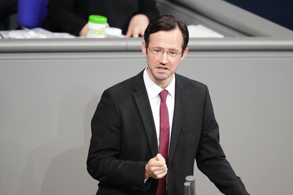 Der stellvertretende SPD-Fraktionsvorsitzende Dirk Wiese (38) nannte Einzelheiten der Pläne für eine Impfpflicht ab 18.