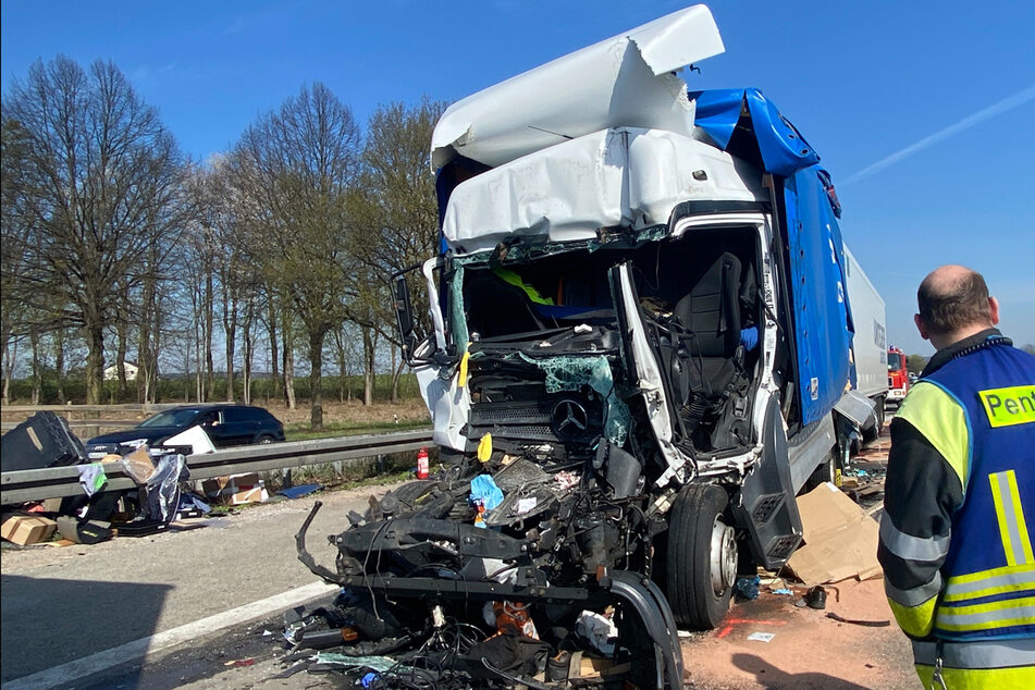 Unfall A3: Zu spät reagiert: Lkw kracht in Stauende, zwei Trucker schwer verletzt