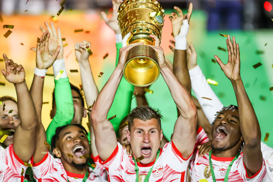 Vor knapp einem Jahr durften die Leipziger den Pokal in die Höhe heben, nachdem sie Freiburg knapp und in Unterzahl im Elfmeterschießen besiegt haben.