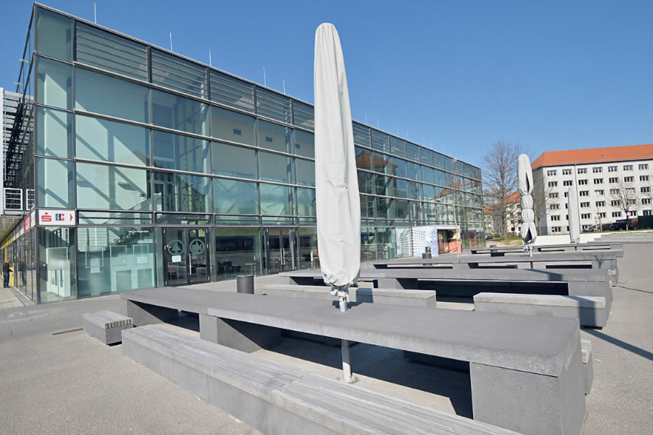 Leergefegter TU-Campus vor der Mensa in der Reichenhainer Straße: Durch die Verlagerung der Uni ins Netz und die Ausgangsauflagen in Sachsen findet der Start des Sommersemesters nur digital statt.