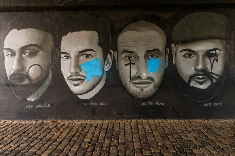 Mehrere Portraits der insgesamt neun Opfer des Anschlags von Hanau unter der Frankfurter Friedensbrücke sind beschmiert worden.