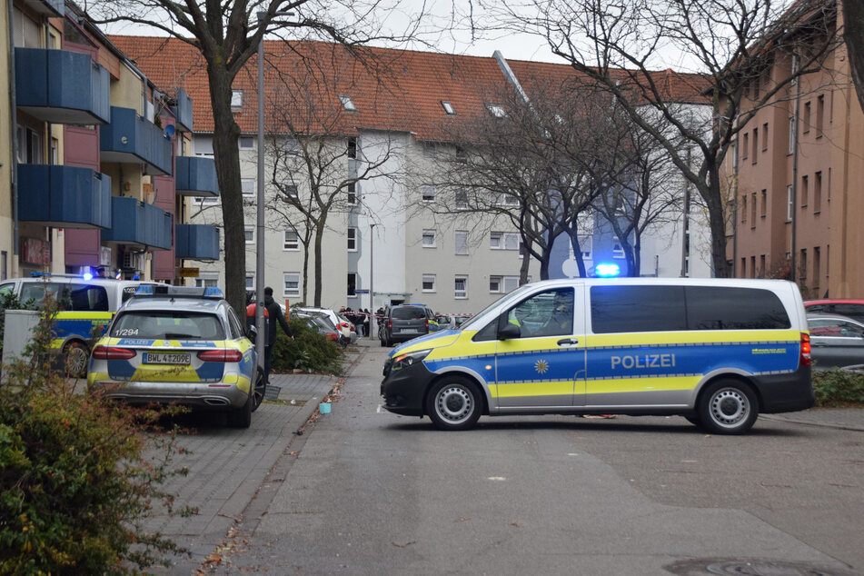 Ein Großaufgebot der Polizei stürmte am Tag vor Heiligabend zu einem bewaffneten Mann in Mannheim.