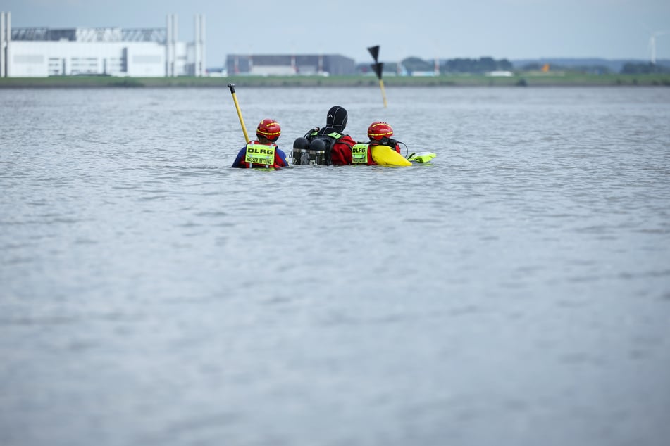 Auch Sonar-Taucher wurden angefordert, um das Mädchen in der Elbe zu suchen.