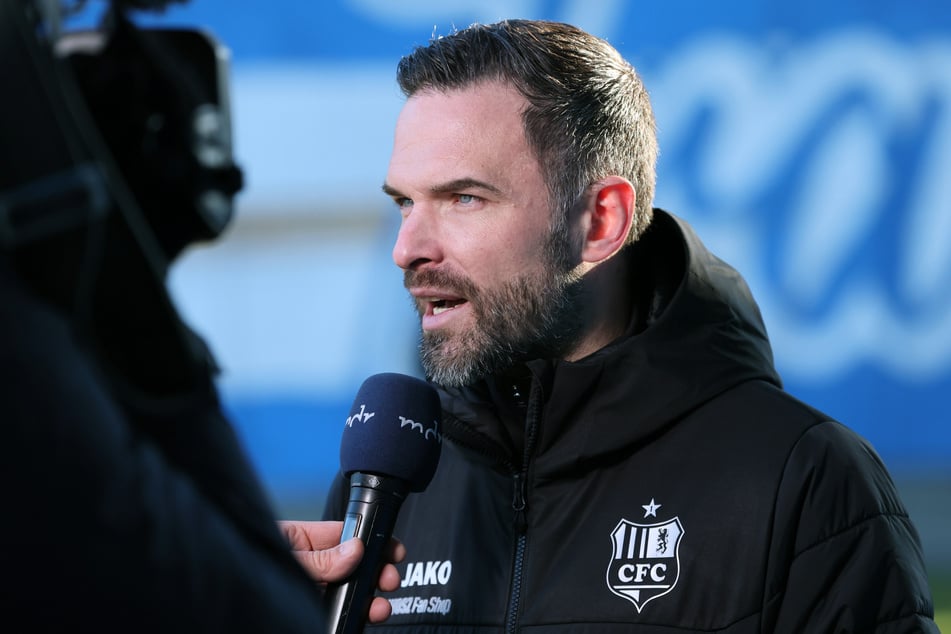 Trainer Benjamin Duda (37) bereitet die Himmelblauen auf den SV Babelsberg 03 vor.