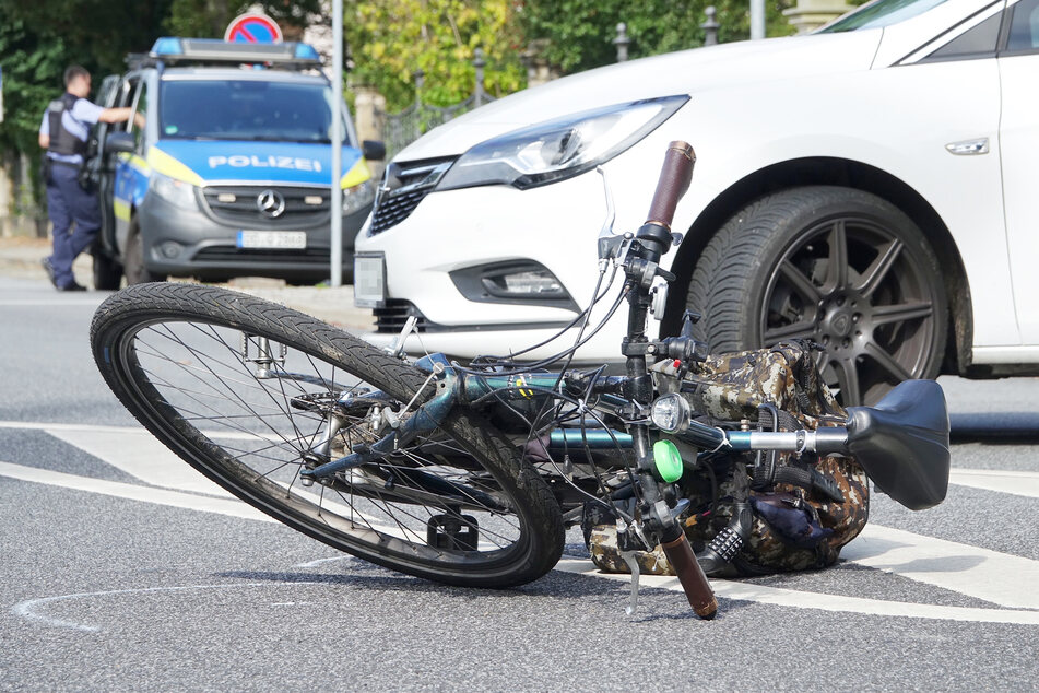 Offenbar weil der weiße Opel Astra auf der Kreuzung wendete, kam ein 60-Jähriger auf seinem Pedelec zu Fall.